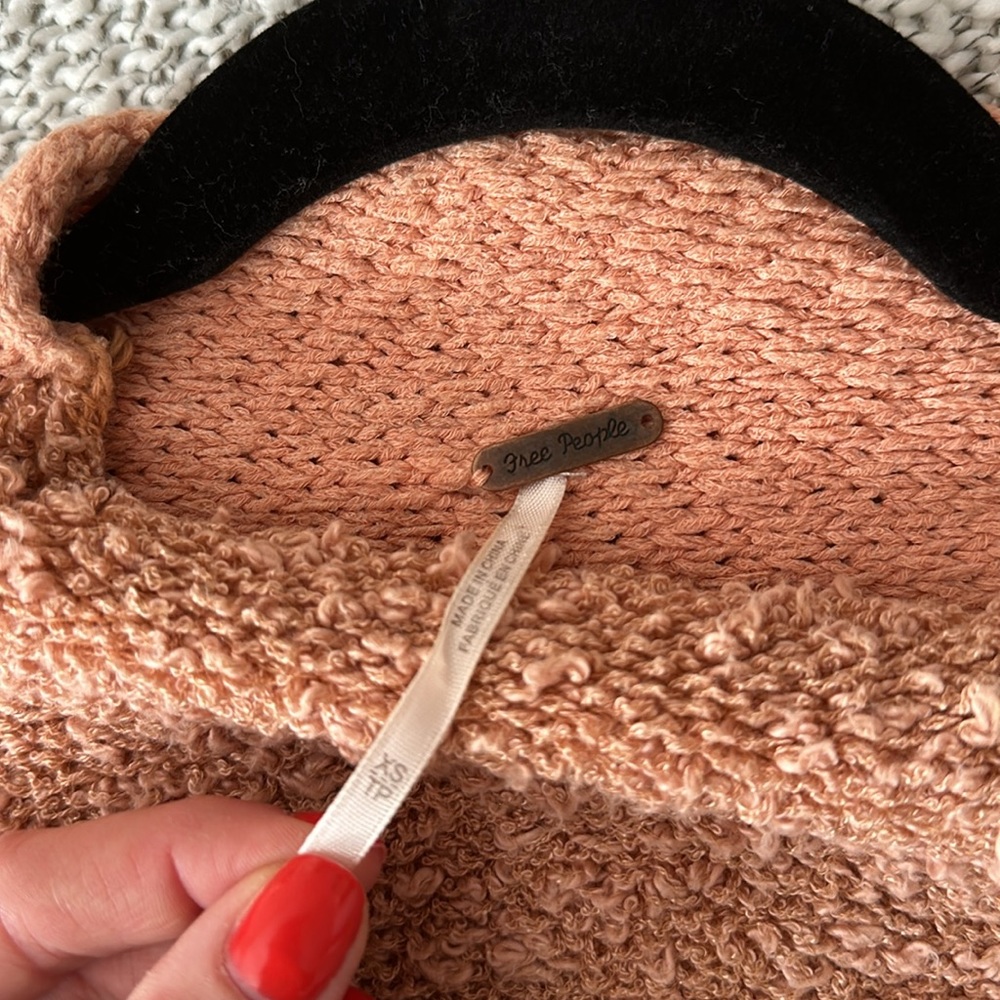 Free People oversized sweater, well loved but in great condition!! - Picture 3 of 3